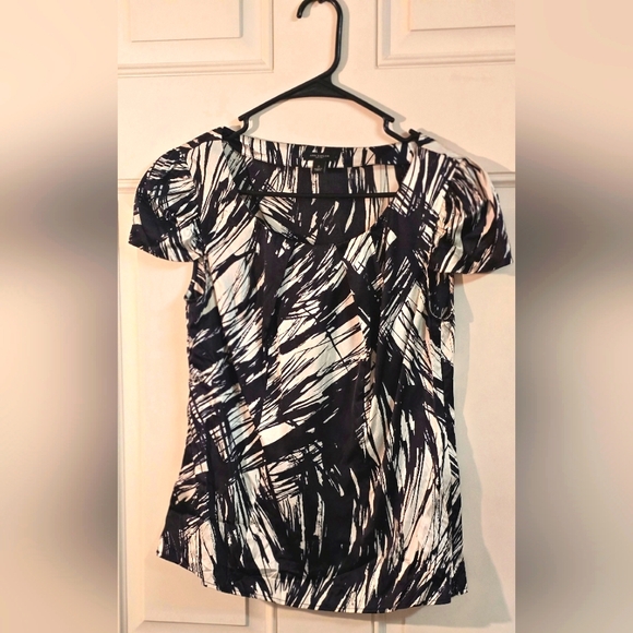 Classic Black & White Abstract Print Blouse From Ann Taylor. 100% SILK SZ 2. - Picture 2 of 12